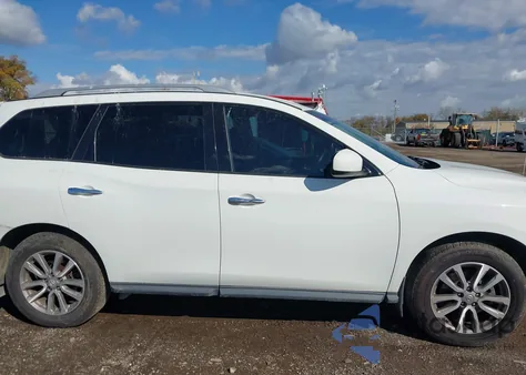 2015 Nissan Pathfinder S z USA, uszkodzony, nr VIN 5N1AR2MN0FC648582